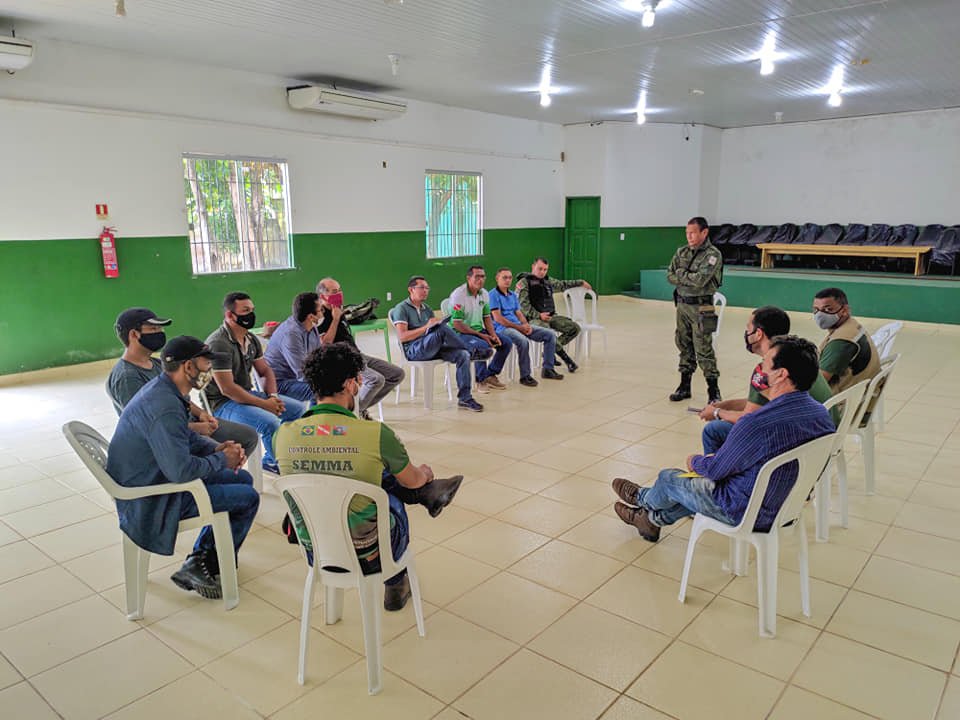 Reunião com a finalidade de melhor organizar as embarcações e atividades da população local